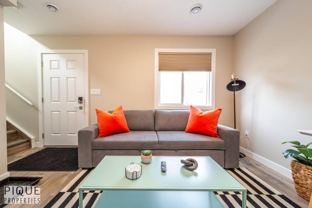 New, Euro-style Suite, Whyte Avenue, Ac, Netflix, Sleeps 6! *